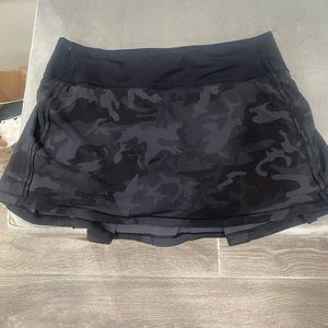 Lululemon Pace Rival skirt size 6 black camouflage